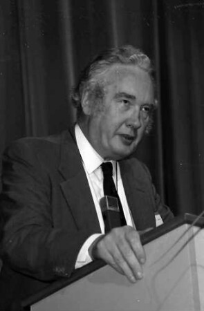 27. Tagung 1977 Chemiker; Sitzreihen im Theater: Sir Derek H. R. Barton beim Vortrag