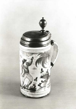 Walzenkrug. Fayence; Höhe 21 cm, Dresden ?, zweite Hälfte 18. Jh.
