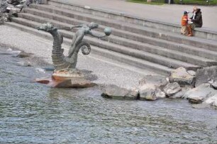 Vevey - Seepferdchenfigur : Diese Seepferdchenfigur steht am Ufer bei Vevey, von einem Schiff auf dem Genfer See am 19. Mai 2010 aufgenommen