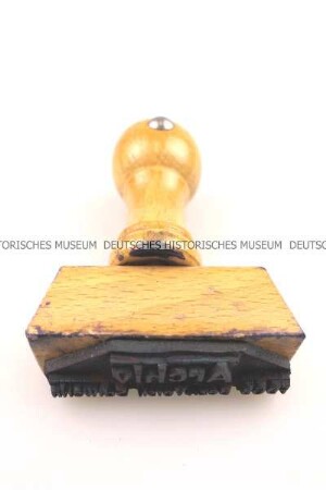 Holzstempel für das Archiv des FDGB Bezirksvorstandes Schwerin