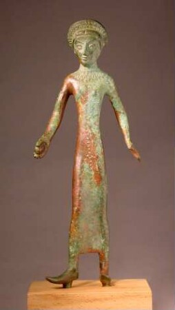 Etruskische Statuette einer schreitenden Frau