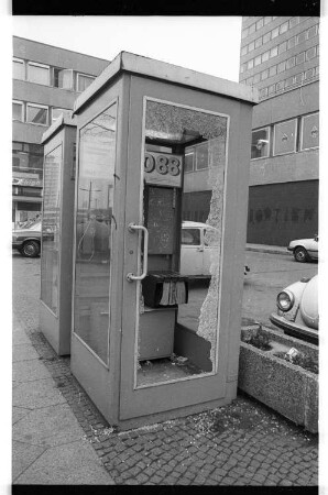 Kleinbildnegativ: Telefonzelle, Stresemannstr. 12, 1982