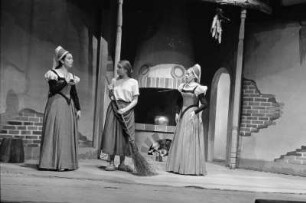 Szenenbilder aus "Aschenbrödel" mit M. Degen, N. Mank, H. Ulrich, E. Aderhold, E. Marian, H. Fröhlich, K. Schmidtchen, Theater am Schiffbauerdamm 11.12.1952