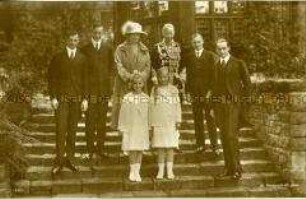 Wilhelm von Preußen mit Familie, vor Schloss Cecilienhof