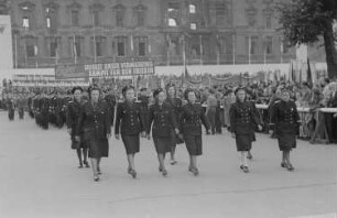Internationale Friedenskundgebung der Fédération Internationale des Anciens Prisonniers Politiques (FIAPP) und der Vereinigung der Verfolgten des Naziregimes (VVN) : Demonstrationszug