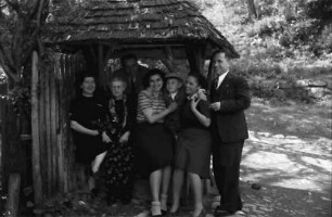 Campulung [Campulung-Muscel ?]: Gruppe unter Brunnendach, Familie Georgescu