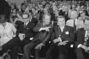 Der ehemalige Bundeskanzler und Friedensnobelpreisträger Willy Brandt (1913-1992) inmitten Veranstaltungsteilnehmer
