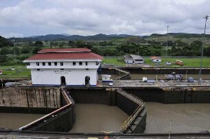 Miraflores-Kanalschleuse mit Steuerzentrum : Am 80 km langen Panama-Kanal vom Atlantik zum Pazifik können Besucher in der Miraflores-Schleuse die Durchfahrt großer Containerschiffe beobachten. Blick auf das Schleusengebäude. Aufgenommen am 15. September 2011