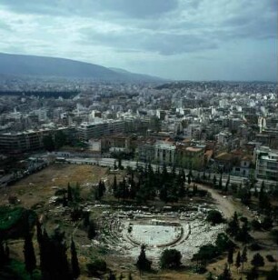 Athen, Blick von der Südmauer der Akropolis auf das Dionysostheater und das angrenzende Stadtviertel