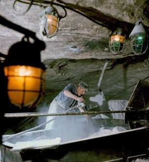 VEB Kalibetrieb Werra - Merkers / Kaliwerk Merkers. Kumpel untertage an einer Fördereinrichtung : Merkers. VEB Kalibetrieb Werra - Merkers / Kaliwerk Merkers. Kumpel untertage an einer Fördereinrichtung