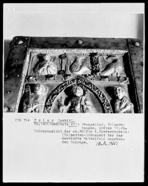 Der Heilige Geist zwischen den Evangelistensymbolen Engel und Adler