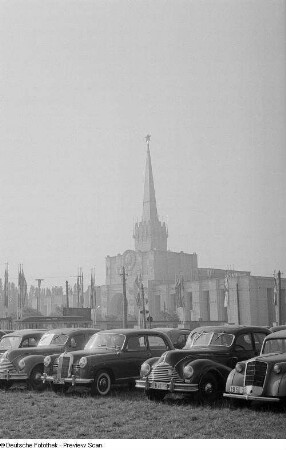 Parkende PKW auf dem Gelände der Leipziger Herbstmesse 1954, im Hintergrund der Sowjetische Pavillon