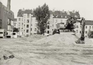 Dresden-Friedrichstadt, Wachsbleichstraße 9, 7, 5, 3. Wohnhäuser (um 1890, bez. 1864 (Nr. 3)). Blick von der Schäferstraße über eine Baustelle mit einem Bagger (Typ ATLAS 1302 EK) auf einem Kieshaufen