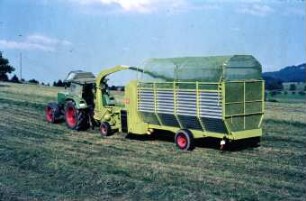 Fotografie: Ernteverfahren, Grassilage, Feldhäcksler gezogen, Trommelfeldhäcksler