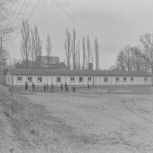Göda, Schulbaracke : Göda. Schule. Sportplatz