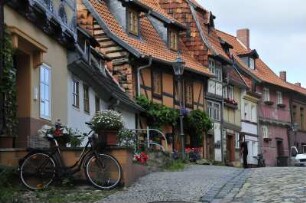 Quedlinburg - Historische Fachwerkhäuser : Historische Fachwerkhäuser stehen unterhalb der Stadtmauer, Aufgenommen am 20. Juli 2012 in Quedlinburg