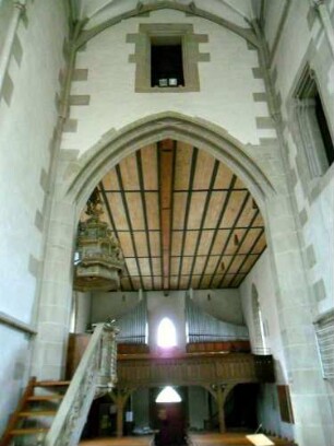 Rieden-Chor Innen (Gotischer Hochchor)-Ansicht nach Westen mit Triumphbogen und darüber Fenster zum Speicherboden des Langhauses - dieses mit Flachdecke (Längsunterzug) sowie Ausstattung