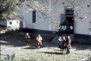 Huta Certeze: Trachten vor der Kirche