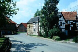 Straßengabelung und anliegende Häuser