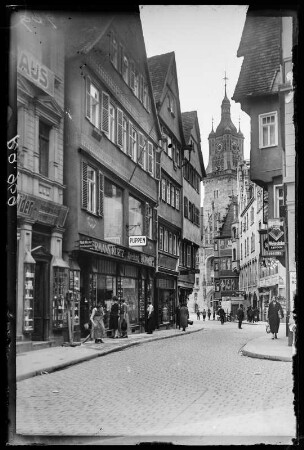 Stuttgart. Blick zum Rathaus mit Ladengeschäften