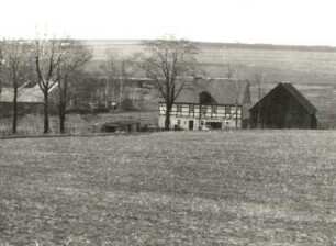 Voigtsdorf. Zweiseithof, Zethauer Straße 3. Ansicht mit Zufahrtsallee von der Dorfkirche