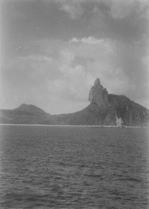 Küste : Blick vom Schiff auf Fernando Noronha Island (Brasilien)