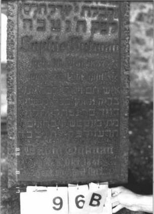 Grabstein 96 (Index: 100105791) Material: polierter Granit auf Granit Zustand: sehr gut Maße HxBxT: 161x44x20 cm Beschreibung: Obelisk auf Rusticasockel Besonderheit: Doppelgrab für Eheleute: Grabstein 96B