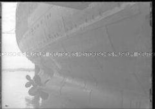 Heck mit Schiffsschraube des im Dock liegenden Hochseepassagierdampfers "Bremen", Bremerhaven