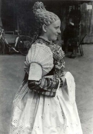 Brautjungfer aus Bluno : Kleidung - Hoyerswerdaer Tracht. Ort: Bluń / Bluno. Brautjungfer (družka)