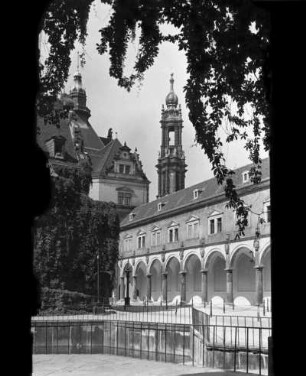 Dresden, Stallhof, Blick über die Pferdeschwemme auf den Langen Gang