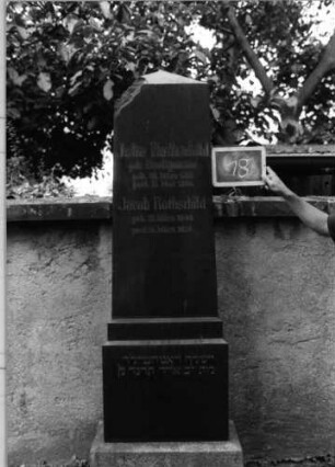 Grabstein 18 (Index: 100089213) Material: schwarzer polierter Stein Maße HxBxT: 217x57x29 cm Besonderheit: Doppelgrab: Grabstein 18
