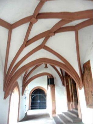 Stiftskirche-Langhaus im Norden-Vorhalle (gotische Erweiterung nach Osten) mit kreuzrippengewölbter Decke und Schlußsteinen sowie Epitaphien am Langhaus in Übersicht nach Osten