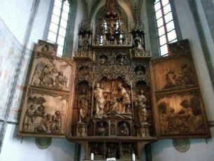 Stadtkirche-Hochchor Innen-Spätgotischer Cyriakus Hochaltar (um 1520) von Christoph von Urach-Flügel mit halbplastischen- und Zentralteil mit plastisch geschnitzten Figurenszenen in Übersicht