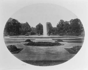 Fontäne in Pillnitz : Fontäne in Pillnitz. Albuminpapier; 14,5 x 18 cm (vor 1873; A. Kotzsch). Dresden: Privatbesitz