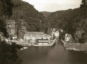 Herrnskretschen (Hrensko/ Tschechien). Blick von der Höhe des linken Elbufers ins Tal der Kamenice