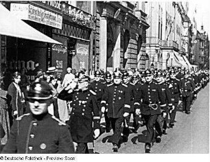 Szene aus dem Dokumentarfilm "Festzug der Dresdner Feuerwehr" anläßlich der Ausstellung "Der Rote Hahn"