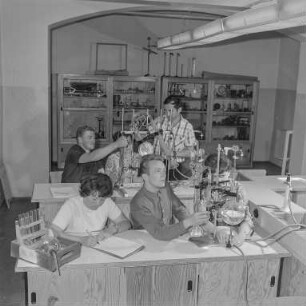 Bautzen Fachschule für Landwirtschaft : Bautzen. Fachschule für Landwirtschaft, Erich-Pfaff-Straße. Laborraum mit Studierenden
