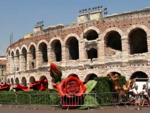 Aussenansicht des römischen Amphitheaters "Arena" mit Kulissenteilen für eine Opernaufführung