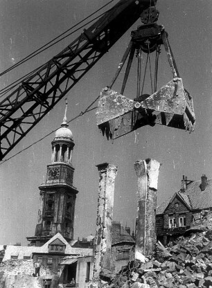 Hamburg-St. Pauli. Bagger beseitigen Trümmer der zerstörten Innenstadt. Im Hinergrund der Turm der Hauptkirche St. Michaelis