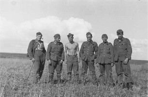 Zweiter Weltkrieg. Frontbilder. Sowjetunion. Angehörige der deutschen Wehrmacht vor ebener Landschaft