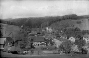 Blick zur Schmalzgrubner Straße : li. Sander-Gut, re. davon Häßler-Schneidmühle