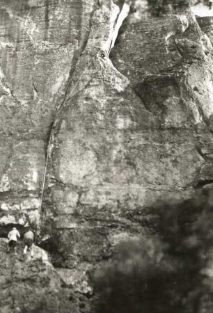 Sächsische Schweiz. Rathener Felsgebiet, Talwächter. Seilschaft G. Walpert und Gen. an der Südwest-Wand (Südriß). (VIIc)