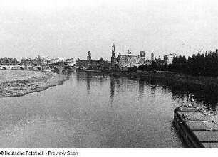 Auf der Elbe mit der Augustusbrücke und der Silhouette der Altstadt im Hintergrund