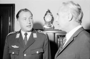 Freiburg: Regierungspräsidium; Verabschiedung von Oberst Sauer (Geschwader Immelmann, Bremgarten) - Regierungspräsident Person