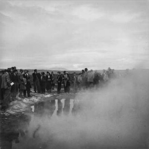 Am Großen Geysir : Eine Gruppe von Personen am dampfenden Geysir