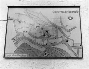 Stadtplan an einer Hauswand in Mansfeld
