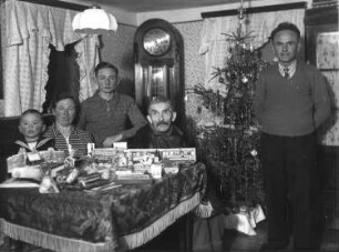 Weihnachten. Familie nach der Bescherung im Wohnzimmer