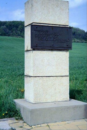 Denkmal an der B 7 für erschossene Soldaten beim Todesmarsch der KZ-Häftlinge von Buchenwald 1945