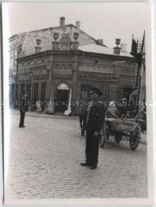 Offizier in einer rumänischen Stadt