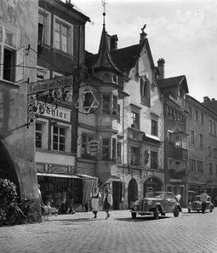 Lindau, Maximilianstraße. Straßenbild mit schmiedeeisernem Ausleger vom Gasthaus zum Sünfzen (Nr.1)
